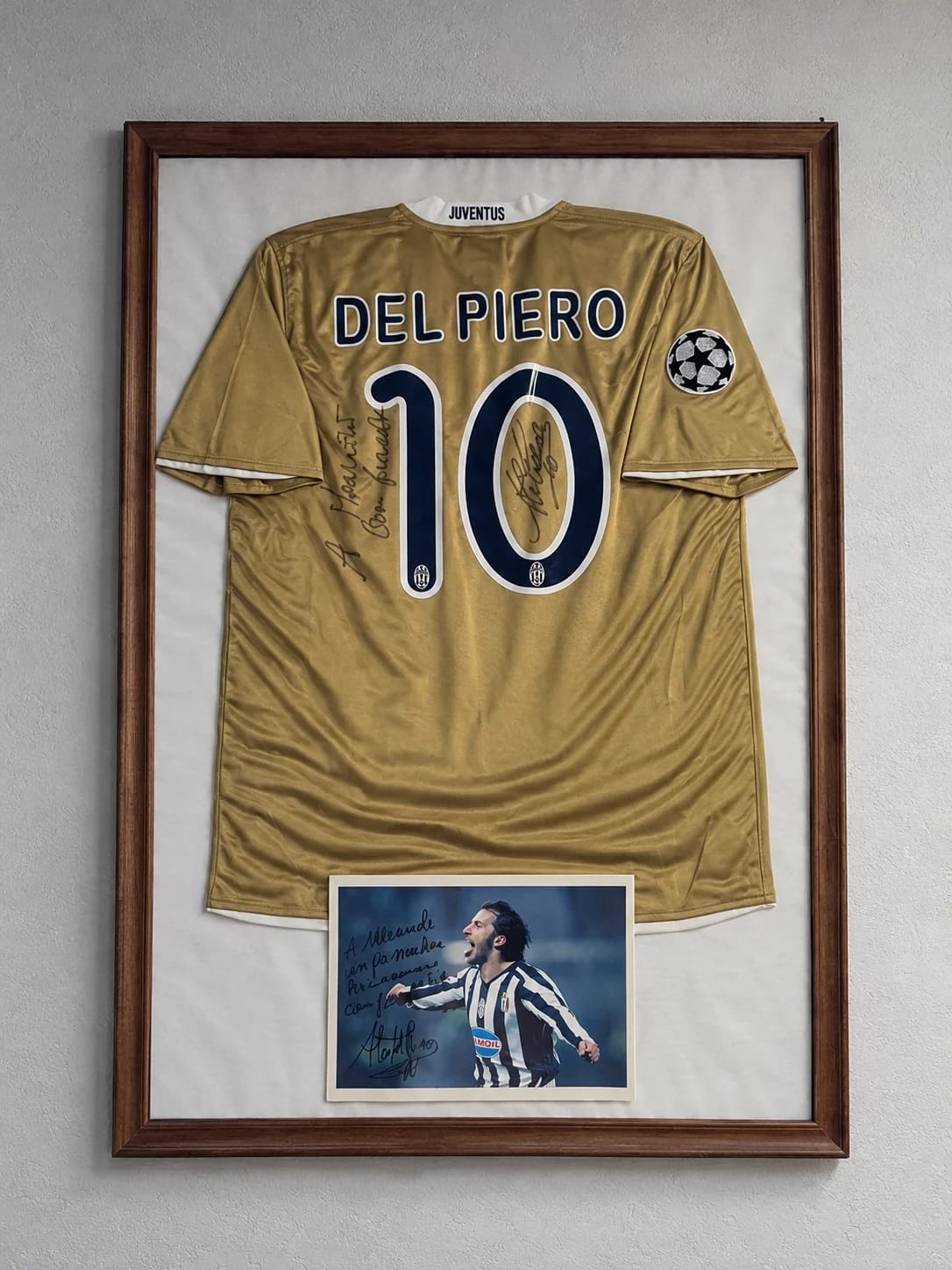 La maglia firmata di Del Piero in cornice, con una sua foto autografata