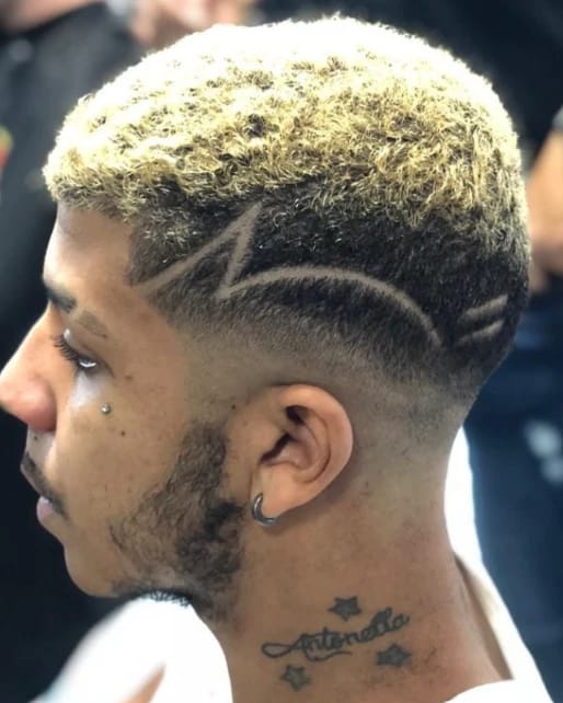 Disegno a rasoio sul lato dei capelli, vista di profilo