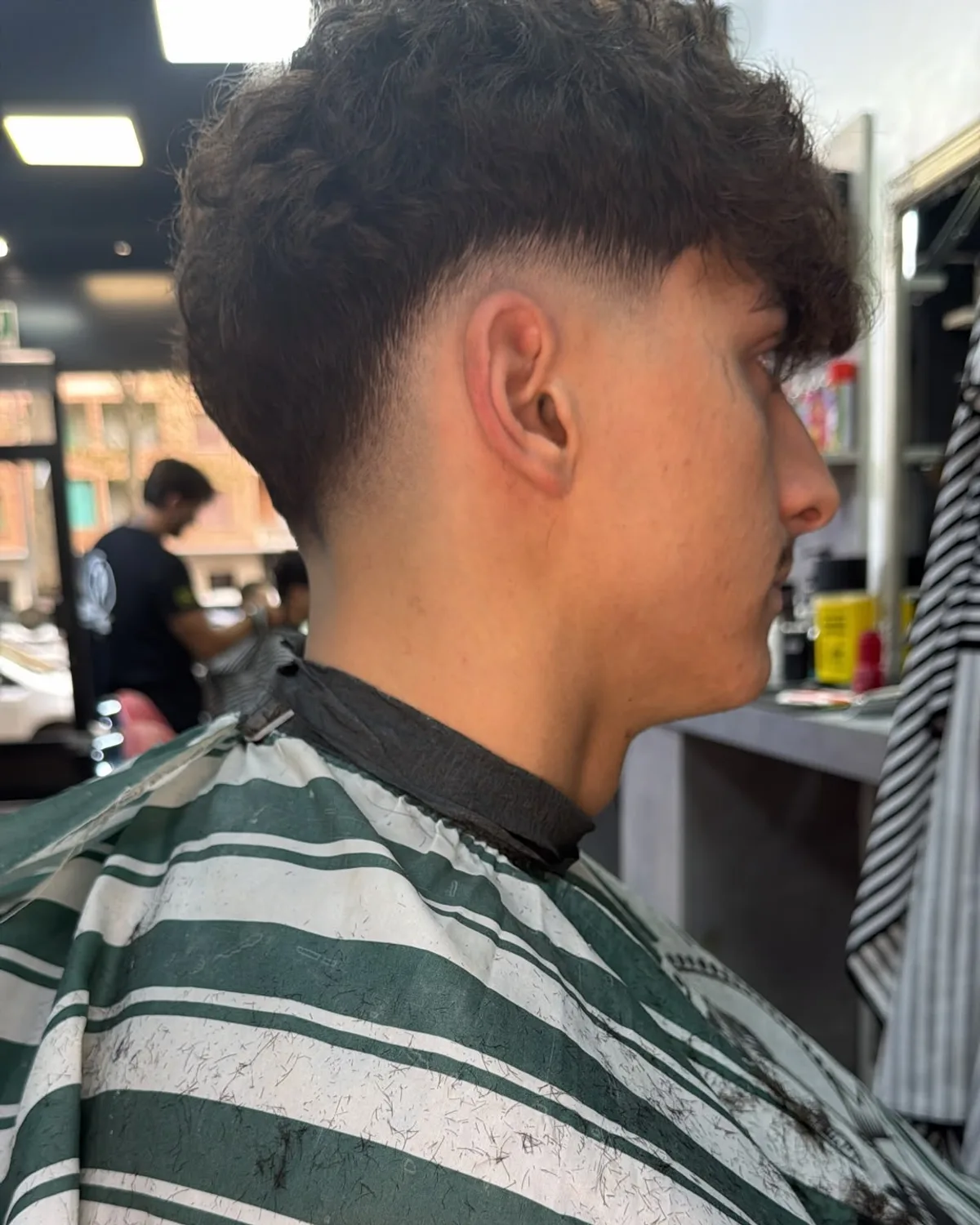 Taglio con sfumatura laterale su capelli scuri