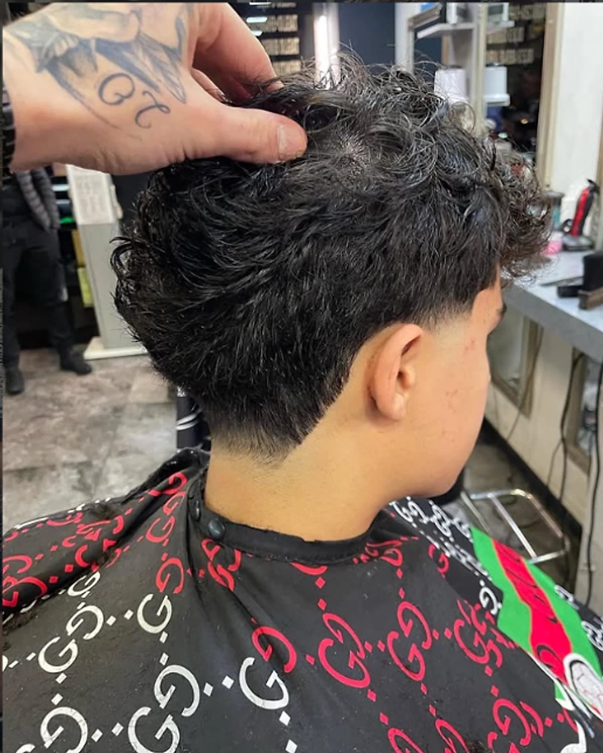 Capelli mossi con sfumatura dietro, vista da dietro