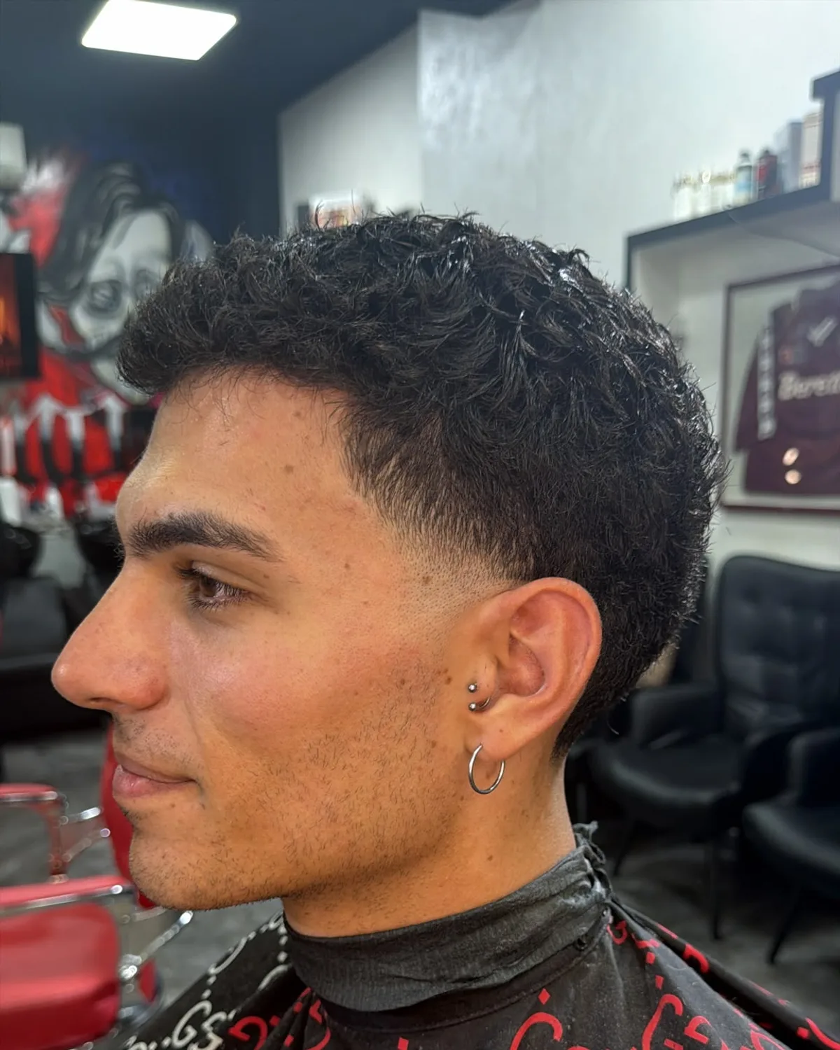 Capelli ricci con sfumatura sui lati, vista di profilo