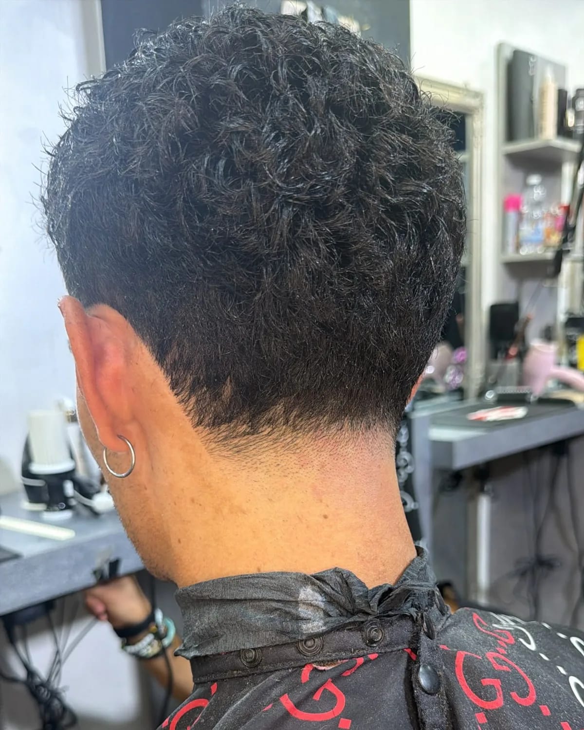 Capelli ricci rifiniti sulla nuca, vista da dietro